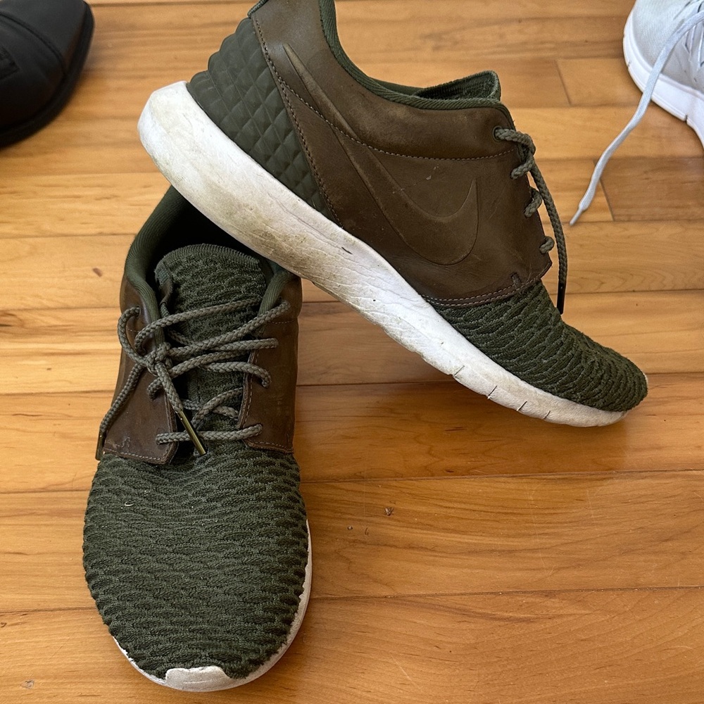 Nike Men's Forest Green Sneakers
